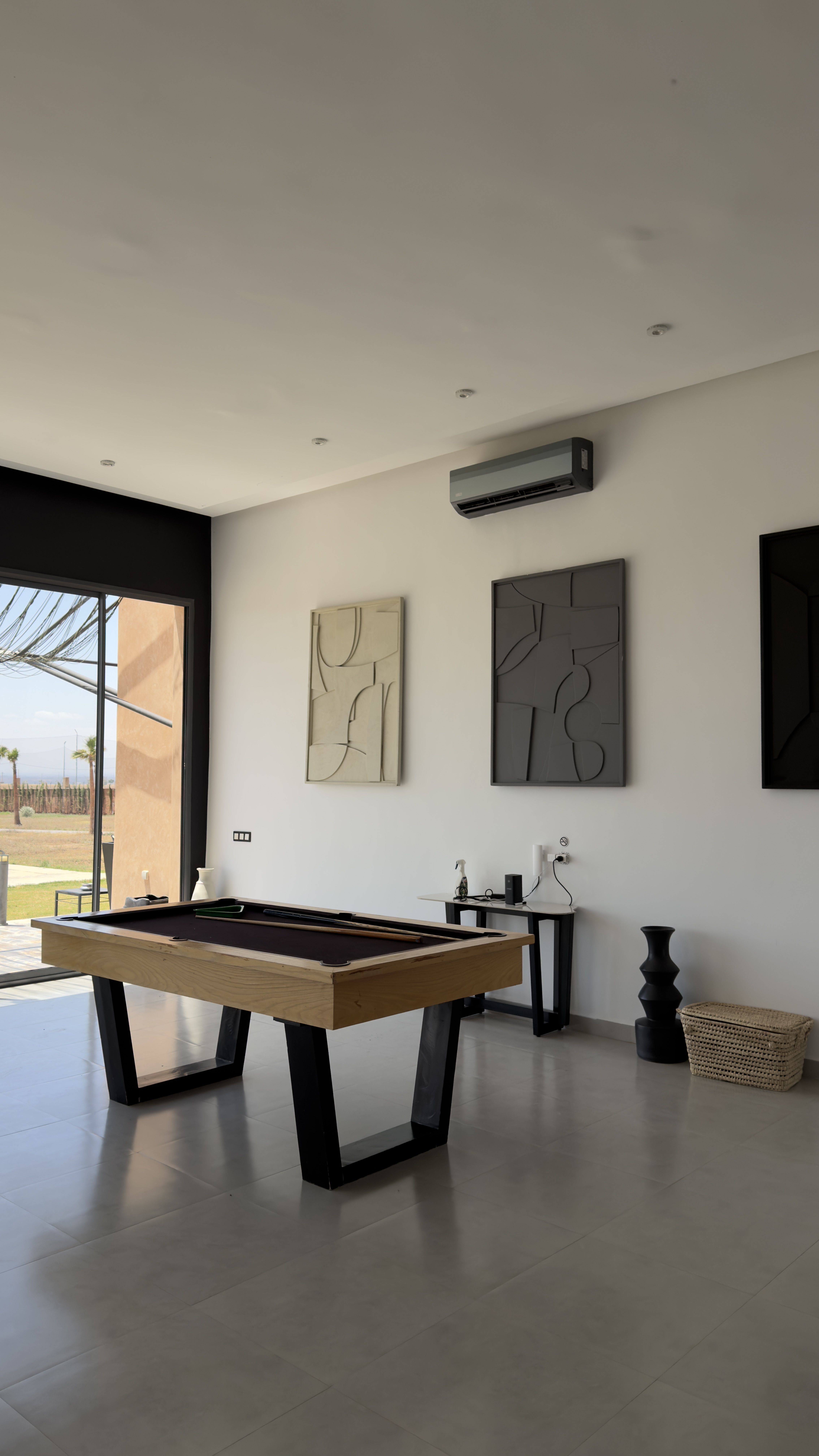 Salle de billard avec art moderne